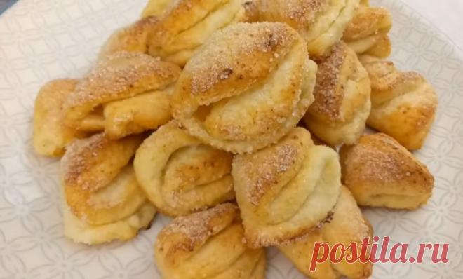 ИДЕАЛЬНОЕ ТВОРОЖНОЕ ПЕЧЕНЬЕ. БЕЗУМНО НЕЖНОЕ, ТАЮЩЕЕ ВО РТУ!
Девочки, это просто чудо-рецепт! Творожное печенье готовится буквально из того, что всегда есть дома, а результат — пальчики оближешь! Нежное, слоёное, с хрустящей корочкой — моя семья съедает всё мгновенно. 
Ингредиенты:
- Творог (средней влажности) — 200 г  
- Сливочное масло (размягчённое) — 100 г  
- Мука — 150 г (ориентировочно)  
- Разрыхлитель — 5 г  
- Сахар — 4 ст. л. (для теста)  
- Ванильный сахар — 5 г