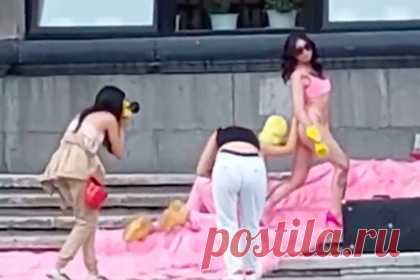 Полуголые девушки устроили фотосессию около здания российского университета. Полуголые девушки устроили фотосессию около здания Уральского государственного университета имени А.М. Горького в Екатеринбурге. Видео с места событий опубликовало издание «Федерал Пресс». На кадрах видно, как девушки позируют с чемоданом на розовом покрывале и шлепают друг друга по ягодицам.