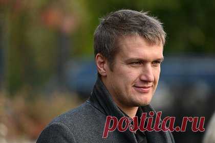 Задержанный с наркотиками актер Руденко стал фигурантом уголовного дела. Следователи возбудили уголовное дело по статье о незаконном хранении наркотиков без цели сбыта в отношении актера Анатолия Руденко, которого задержали в Москве с пакетиком запрещенных веществ. Сейчас мужчину отпустили под обязательство о явке. Ему грозит до трех лет колонии.