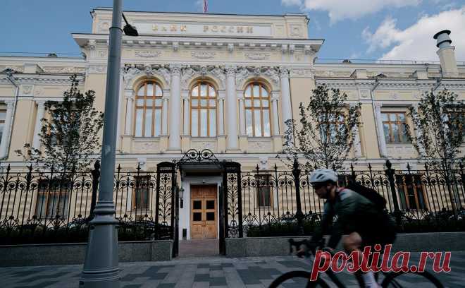 ЦБ предложил изымать бонусы у топ-менеджеров банков с проблемами. Регулятор задумался о повышении заинтересованности банкиров в финансовой устойчивости банков. В планах не только ограничивать бонусы топ-менеджерам, но и забирать ранее выплаченное вознаграждение