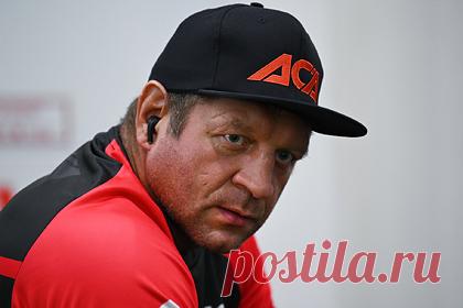 Александр Емельяненко ответил назвавшему его алкашом Харитонову. Российский боец смешанного стиля (MMA) Александр Емельяненко ответил на вызов соотечественника Сергея Харитонова. Спортсмен предложил сопернику готовиться к предстоящему поединку. «Сережа, петушок рыжий, не кукарекай. Скоро и до тебя дело дойдет», — сказал Емельяненко.