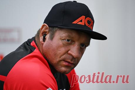 Александр Емельяненко ответил назвавшему его алкашом Харитонову. Российский боец смешанного стиля (MMA) Александр Емельяненко ответил на вызов соотечественника Сергея Харитонова. Спортсмен предложил сопернику готовиться к предстоящему поединку. «Сережа, петушок рыжий, не кукарекай. Скоро и до тебя дело дойдет», — сказал Емельяненко.