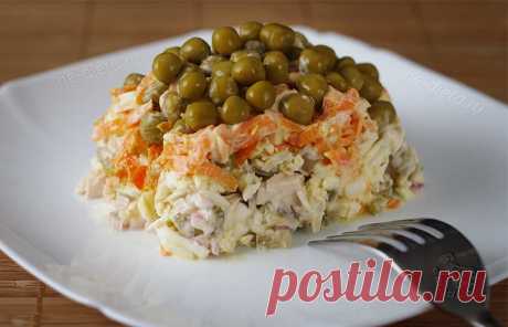 Салат "Курочка Ряба" - рецепт с пошаговыми фото | ne-dieta Предлагаю вам рецепт простого, но интересного слоеного салата с курицей, который имеет нежную консистенцию и пикантный вкус. Этот салат быстро готовится и подходит для будней и праздничного стола.
