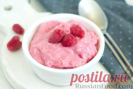 Взбитая манная каша с малиной