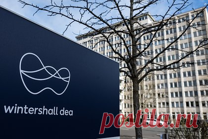 Нефтяной гигант рассказал о попытках уйти из России. Одна из крупнейших нефтегазовых компаний Европы, немецкая Wintershall Dea, ранее объявившая о решении покинуть российский рынок, начала обсуждение продажи активов в совместных предприятиях с другим их акционером, которым является «Газпром». Одновременно ведется юридическое отделение бизнеса от долей в России.