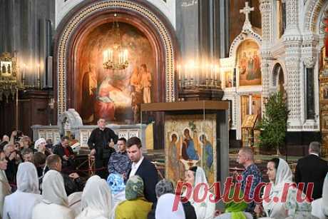 Пребывание «Троицы» в храме Христа Спасителя продлено на месяц. Икона «Троица» русского мастера Андрея Рублева останется в храме Христа Спасителя еще на месяц. «Принято решение о продлении срока пребывания иконы Святой Троицы в кафедральном соборном храме Христа Спасителя в Москве до 18 июля 2023 года, дня празднования памяти преподобного Сергия Радонежского», — сообщили в РПЦ.