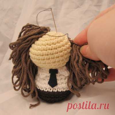 Creepy Cute Coiffure:  Making and attaching hair | NeedleNoodles: Crochet Patterns, Knit Patterns, Amigurumi Awesomeness