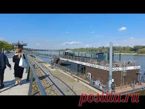 Набережна річки Вісли.  Варшава
Бульвари над Віслою – це кількакілометрова набережна, яка є ідеальним місцем для прогулянок, а особливо у літню пору. Кілька років тому міська влада реконструювала частину річкового берега, перетворивши його на сучасний променад.