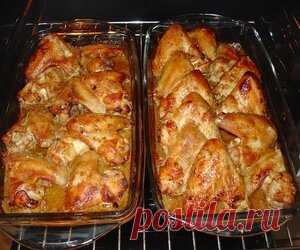 КУРИНЫЕ КРЫЛЫШКИ: 6 РЕЦЕПТОВ НА ЛЮБОЙ ВКУС 1. Куриные крылышки, запеченные по-простому. Ингредиенты: 1 кг крылышек куриных.  по ½ стакана майонеза или сметаны и кетчупа или томатной пасты.  перец, соль.  Приготовление: Перемешать кетчуп с майонезом, крылья промыть, натереть перцем и солью, полить смесью, перемешать и на полчаса оставить.  Выложить крылья на застеленный фольгой противень (можно слегка смазать ее растительным маслом), запекать 30-40 мин в разогретой до 180 градусов духовке.