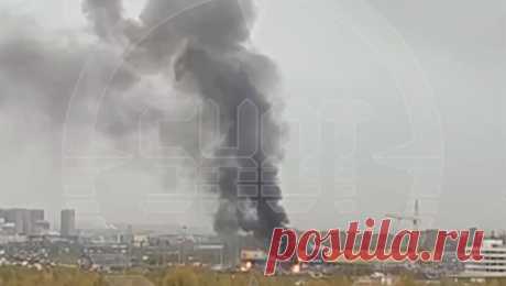 Жители Ленобласти сообщили о звуках взрывов и пожаре. В Ленобласти произошел сильный пожар. Об этом сообщает Life со ссылкой на Shot. Инцидент произошел на пересечении проспекта Культуры и КАД. По словам очевидцев, в районе поселка Бугры они услышали несколько громких хлопков. После этого ...