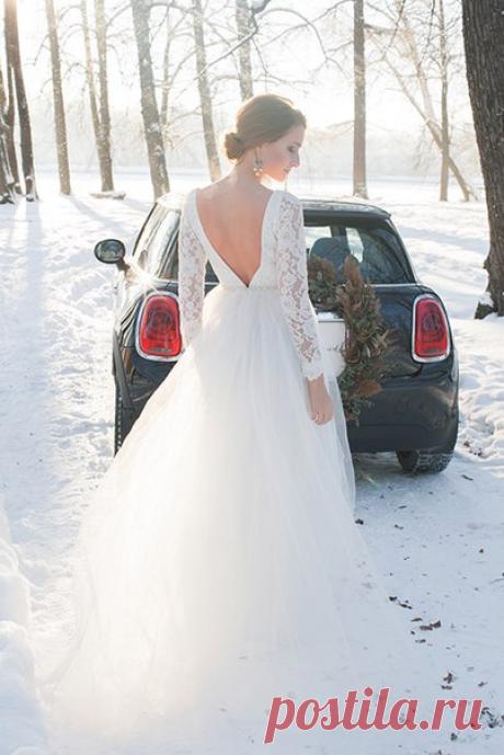 Солнечное морозное утро невесты. Команда: Фотограф: BonBon Wedding, сайт: zeynab.ru Визаж: Юлия Мырцева Организация: MELANIE Каллиграфия: Наталья Кузнецова-Лотарева Платье: Ульяна Сорочинская Флористика: LISTVA Украшения