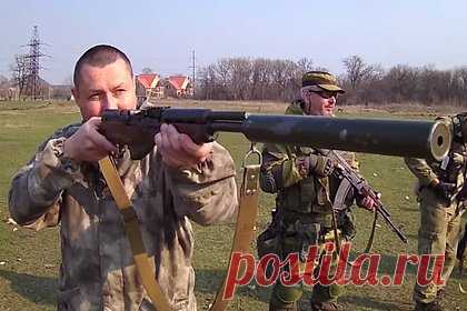 Доброволец раскрыл обстановку «в самой горячей точке» на лиманском направлении. Командир отряда «Барс-13» Сергей Фомченков с позывным Фомич рассказал о крайне сложной обстановке в поселке Дробышево, который сейчас считается самой горячей точкой на лиманском направлении. По его словам, противник многократно превосходит их по численности и активно использует беспилотники.