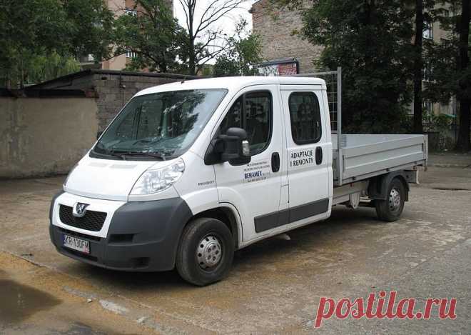 File:Peugeot Boxer double cab in Kraków.jpg — Wikimedia Commons