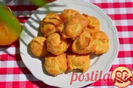 Эклеры

Масло сливочное — 100 г
Яйцо — 4 шт.
Мука — 180 г
Соль — 1/2 ч.л.
Вода — 250 мл
Заварной крем — опционально

 Доведите воду до кипения, растопите в воде масло и добавьте соль.
Добавьте туда муку. Тщательно перемешайте деревянной лопаткой.
Как только тесто начнет отходить от стенок, скатается в комок, поварите его ещё пару минут и снимите с огня.
Тесто должно хорошо остыть, чтобы добавляемые яйца не свернулись.
Как только тесто остыло, начинайте по одному добавлять ...