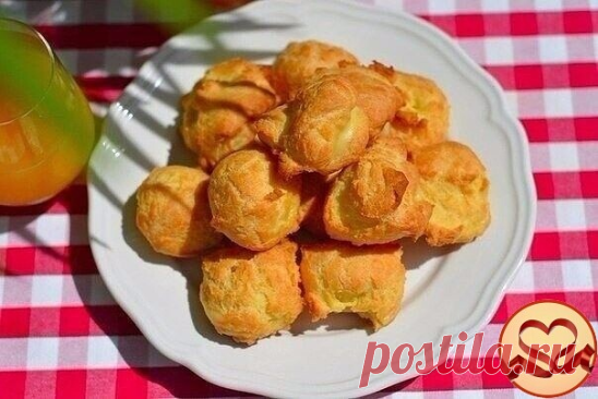 Эклеры

Масло сливочное — 100 г
Яйцо — 4 шт.
Мука — 180 г
Соль — 1/2 ч.л.
Вода — 250 мл
Заварной крем — опционально

 Доведите воду до кипения, растопите в воде масло и добавьте соль.
Добавьте туда муку. Тщательно перемешайте деревянной лопаткой.
Как только тесто начнет отходить от стенок, скатается в комок, поварите его ещё пару минут и снимите с огня.
Тесто должно хорошо остыть, чтобы добавляемые яйца не свернулись.
Как только тесто остыло, начинайте по одному добавлять ...