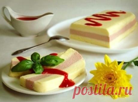 Баварский крем из белого шоколада с кули из малины.