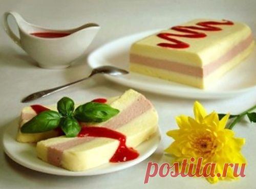 Баварский крем из белого шоколада с кули из малины.