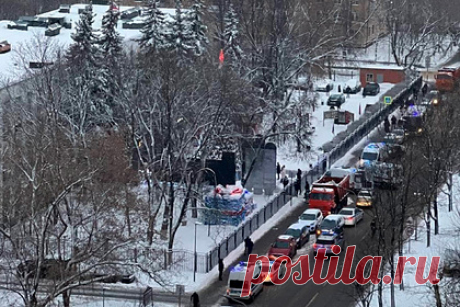Задержан стрелявший в московском МФЦ. Мужчину, устроившего стрельбу в здании МФЦ на юго-востоке Москвы, задержали. Во вторник, 7 декабря, мужчина с пистолетом зашел в МФЦ «Рязанский» и открыл стрельбу. По предварительным данным, в происшествии погиб один человек, еще один пострадал. Уточняется, что пулевые ранения получили охранник и оператор.