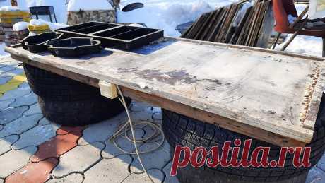 Наибюджетнейший вибростол своими руками из двери, покрышек и движка стиралки При производстве тротуарной плитки или других бетонных изделий очень важным является хорошее уплотнение раствора. Оно невозможно без использования вибростола. Такое нужное оборудование на самом деле очень простое, поэтому его легко сделать своими руками с минимальными вложениями. Материалы: Старые