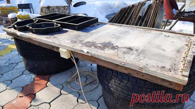 Наибюджетнейший вибростол своими руками из двери, покрышек и движка стиралки При производстве тротуарной плитки или других бетонных изделий очень важным является хорошее уплотнение раствора. Оно невозможно без использования вибростола. Такое нужное оборудование на самом деле очень простое, поэтому его легко сделать своими руками с минимальными вложениями. Материалы: Старые