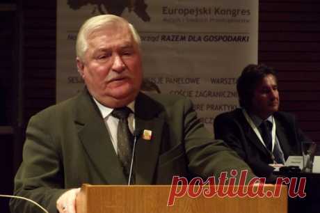 Экс-президент Польши Лех Валенса искупался в пиве. Ранее политик жаловался, что ему не хватает денег на продукты из-за высокой инфляции в стране.