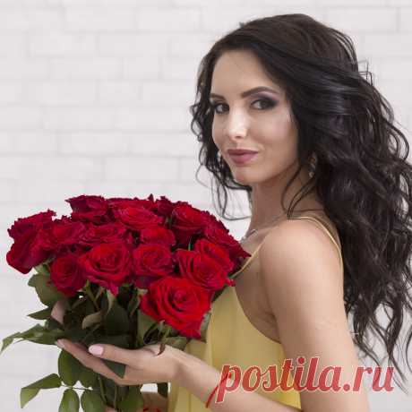 Девушка с розами красного цвета