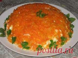 Салат слоеный, очень вкусный. 

Чтобы приготовить салат, нам нужно взять: 

- 250г куриного мяса. Можно отварное. Я взяла копченую куриную грудку. 
Показать полностью…