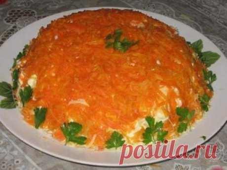 Салат слоеный, очень вкусный. 

Чтобы приготовить салат, нам нужно взять: 

- 250г куриного мяса. Можно отварное. Я взяла копченую куриную грудку. 
Показать полностью…