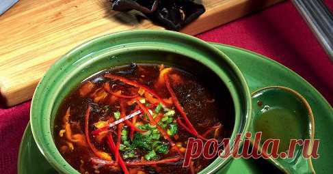 Кисло-сладкий острый суп. Рецепт Спрессованные сушеные грибы (черные древесные) замочить в миске с холодной водой минут на сорок — они должны раскрыться.