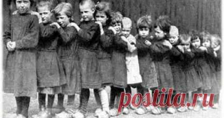 «Их расстреляли на рассвете» — стих, который не прочитать без слез… Их расстреляли на рассвете, Когда еще белела мгла. Там были женщины и дети И эта девочка была. Сперва велели им раздеться И встать затем ко рву спиной, Но прозвучал вдруг …