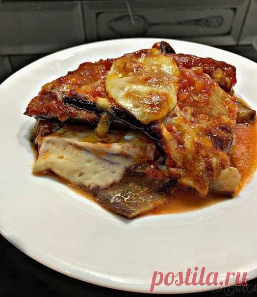 Баклажаны ПармиджаноПотрясающее сочетание кисло-сладкого томатного соуса, пармезана и нежного баклажана – это настоящее наслаждение!Для томатного соуса:Томаты в собственном соку - 400 грСахар - 1 ст.лСоль, перец - по вкусуЧеснок - 2 зубчикаЛук - 1 штДля баклажан:Баклажаны - 3 штМоцарелла - 150 грТертый пармезан - 100 грОливковое или растительное маслоПриготовление:Баклажаны нарезать слайсам...