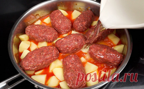 Готовим котлеты поверх картошки, словно мясное рагу. Сока столько, что образуется бульон