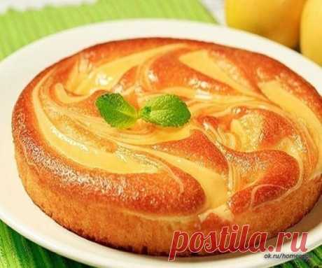 Вкусная творожная запеканка 

Вам потребуется: 

-500 г творога 
-3 яйца (разделить желтки и белки) 
-5 ст. л. манной крупы 
-3 ст. л. сахара 
-1 ч. л. ванильной эссенции 
-1 ст. л. разрыхлителя 
-изюм или сушеная клюква - по вкусу 

Приготовление: 

Все продукты из списка, кроме яичных белков, тщательно перемешиваем. В отдельной посуде со щепоткой соли взбиваем белки до образования мягких пиков. Предварительно нагреваем духовку до 180 градусов С. 
Осторожно примешиваем к ...