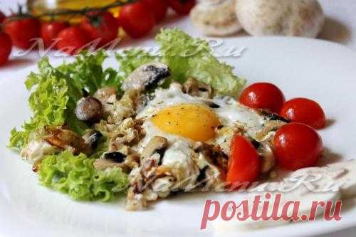 Вкусная яичница с шампиньонами