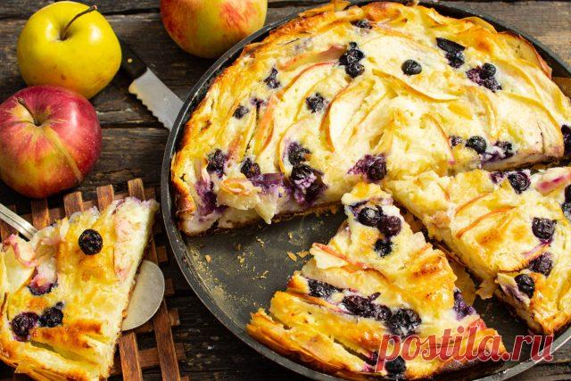 Простой пирог с голубикой и яблоками — Ботаничка