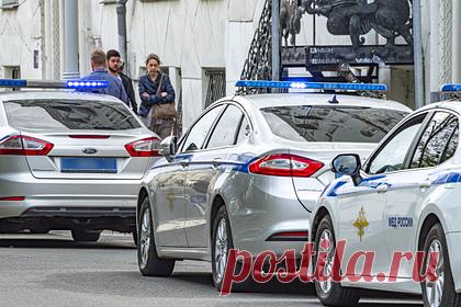 В Петербурге тело женщины привязали за шею проводом к автомобилю. В Санкт-Петербурге разыскивают подозреваемого в жестокой расправе над 43-летней россиянкой. На Пулковском шоссе нашли тело женщины, привязанное проводом за шею к автомобилю. В ее убийстве подозревают сожителя — неделю назад пара поссорилась, а за несколько часов до ее смерти они общались по телефону.