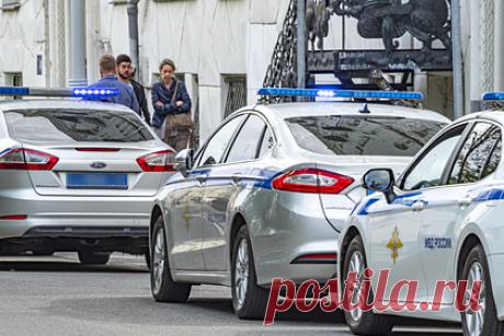 В Петербурге тело женщины привязали за шею проводом к автомобилю. В Санкт-Петербурге разыскивают подозреваемого в жестокой расправе над 43-летней россиянкой. На Пулковском шоссе нашли тело женщины, привязанное проводом за шею к автомобилю. В ее убийстве подозревают сожителя — неделю назад пара поссорилась, а за несколько часов до ее смерти они общались по телефону.