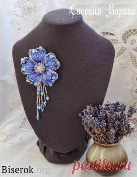 Брошь «Frosty flower»

Для изготовления объемной броши-цветка вам понадобится: 
- Основа для вышивки флизелин (проглаженный утюгом в 4 слоя); 
- Шелковая лента Шибори; 
Показать полностью…