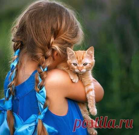 Нам всегда кажется, что нас любят за то, что мы хороши. А не догадываемся, что любят нас оттого, что хороши те кто нас любит!

Лев Николаевич Толстой.