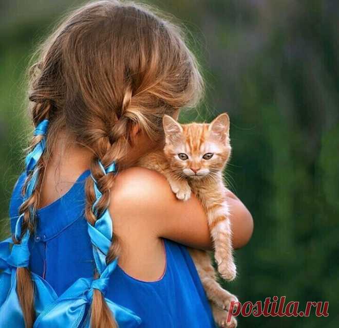 Нам всегда кажется, что нас любят за то, что мы хороши. А не догадываемся, что любят нас оттого, что хороши те кто нас любит!

Лев Николаевич Толстой.