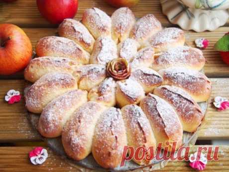 Отрывной яблочный пирог с нежными булочками-лепестками