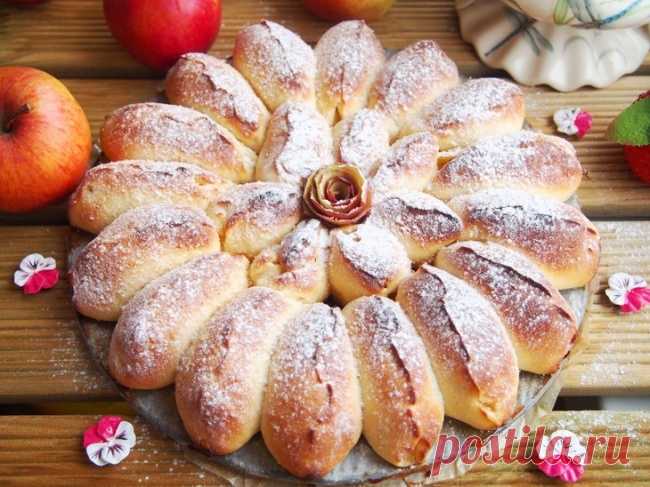 Отрывной яблочный пирог с нежными булочками-лепестками