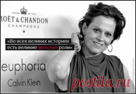 Я не привыкла,
Чтоб меня жалели,
Я тем гордилась, что среди огня
Мужчины в окровавленных шинелях
На помощь звали девушку —
Меня…