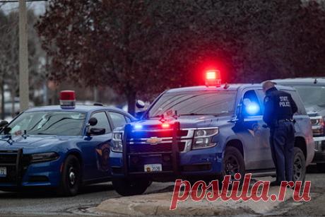 Устроившему стрельбу в американской школе предъявили обвинения в терроризме. Ученика, устроившего стрельбу в школе в городе Оксфорд штата Мичиган, обвинили в терроризме и убийствах. Как сообщил представитель прокуратуры, подростка обвиняют по одному эпизоду терроризма, приведшего к смерти, и четырех убийствах, а также семи эпизодах нападения с целью убийства.