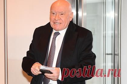 Кардиохирург опроверг миф о добрых людях и боли в сердце. Утверждения о том, что добрые люди чаще страдают заболеваниями сердца, — это миф, заверил президент Национального медицинского исследовательского центра сердечно-сосудистой хирургии Бакулева, академик РАН Лео Бокерия. «Вранье, конечно», — прокомментировал он мнение, что у добрых людей сердце болит за других.