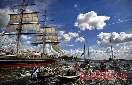 Раз в 5 лет в Амстердаме проходит парад кораблей SAIL Amsterdam.