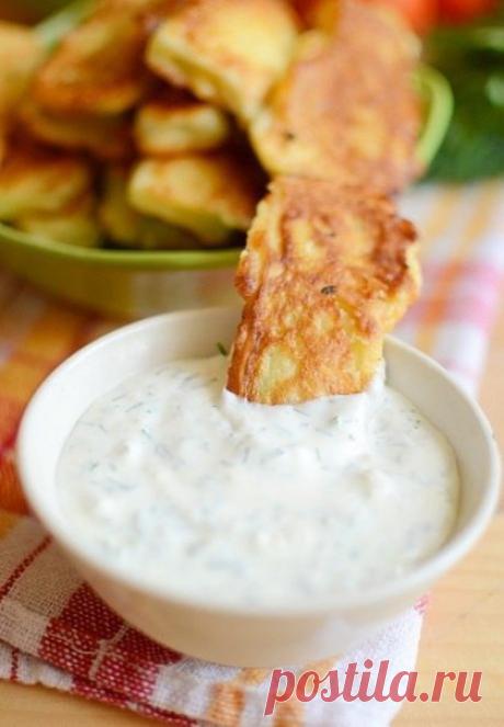 Кабачки в кляре

Ингредиенты:
Кабачки.
1-2 яйца (от размера кабачка).
100 мл простокваши (воды, молока, кефира, пива).
Пшеничную муку.
Соль, и смесь перцев по вкусу.
Чеснок.
Подсолнечное масло для жарки.

Способ приготовления:
1. Кабачки очищаем от кожуры и нарезаем пластинками толщиной менее сантиметра, чтобы легче прожаривались
Солим, пертим, можно выдавить туда пару зубчиков чеснока и тщательно перемешать

2. Для кляра яйца растираем с солью, добавляем пол стакана прост...