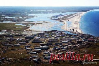 И только почую я северный ветер,
В душе поселяется грусть.
Есть место такое на нашей планете,
Куда уже вряд ли вернусь.
Там детство прошло и осталась основа 
Морского холодного льда.
Зима там долга, холодна и сурова,
Но мне она так дорога.
А на фотографиях из интернета
Развалины милых мне стен.
И садик и пятиэтажка, и дом мой
Настиг ветер их, перемен.
В душе затаенная с детства обида,
И в горле стоит моем ком
О Амдерма, всеми ты полузабыта
Тебя уже мы не вернём.
(Фото из интернета)