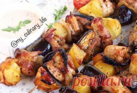 Шашлычки в духовке - Будет вкусно - 11 марта - Медиаплатформа МирТесен ИНГРЕДИЕНТЫ Основные куриные бедра 800 г лук белый 2 шт. чеснок 2 зубчика соль по вкусу приправа для курицы по вкусу картофель 3 шт. баклажаны 2 шт. приправа для картофеля 1 ч. л. оливковое масло Extra Virgin 1 ст. л. ПОШАГОВЫЙ РЕЦЕПТ С ФОТО # ШАГ 1/4 Для шашлычков необходимо брать филе бедра - 11 марта - 43358060451 - Медиаплатформа МирТесен