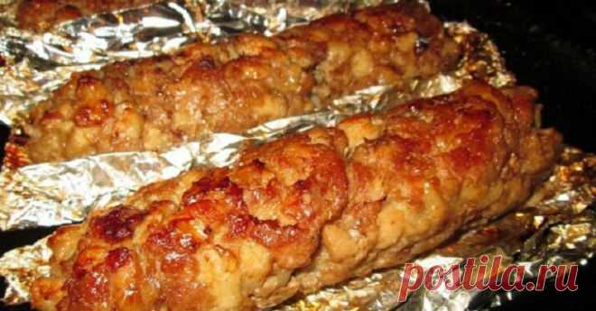 Домашние колбаски — отменное блюдо, которое будет по вкусу всей семье, а готовить легко и просто! Домашние колбаски
Ингредиенты:
Свинина — 1 кг
Сало — 250 г
Чеснок — 4-5 зуб.
Вода — 50 мл
Подсолнечное масло — 1 ст. л.
Черный перец (молотый) по вкусу
Соль по вкусу

Приготовление:
Все ингредиенты мелко измельчить ножем.
Совсем мелко нарежьте чеснок, добавьте к мясу, посолите, поперчите